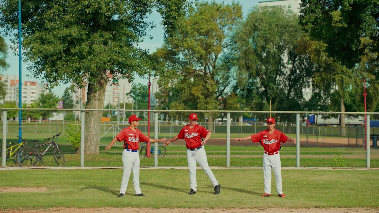 Allenamento di una squadra di baseball sul campo