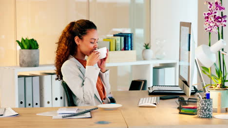 Business-woman-drinking-coffee-while-working