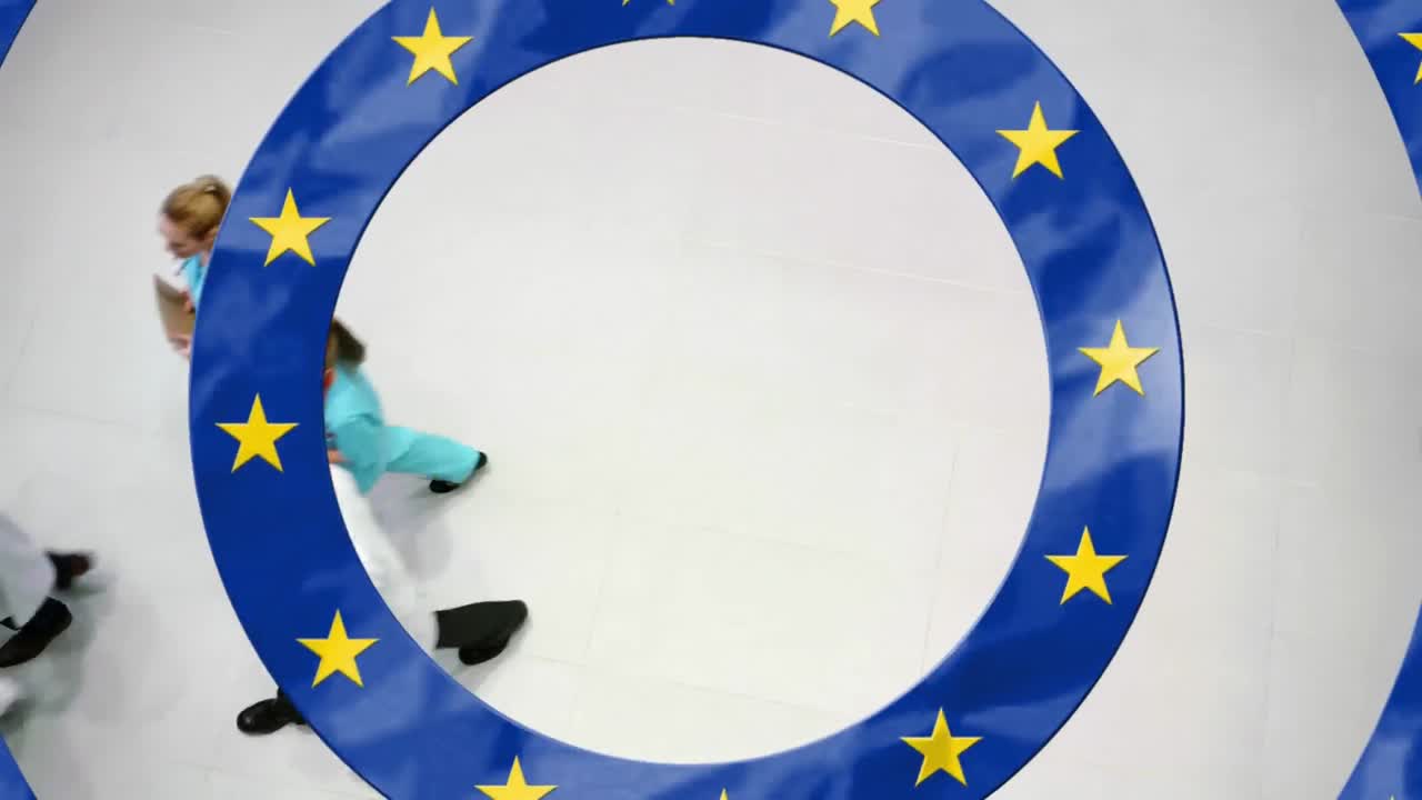 걸어오는 의사 들 의 그룹 에 대항 하여 파란색 회전 원 에 있는 노란색 별 들 의 디지털 복합 비디오