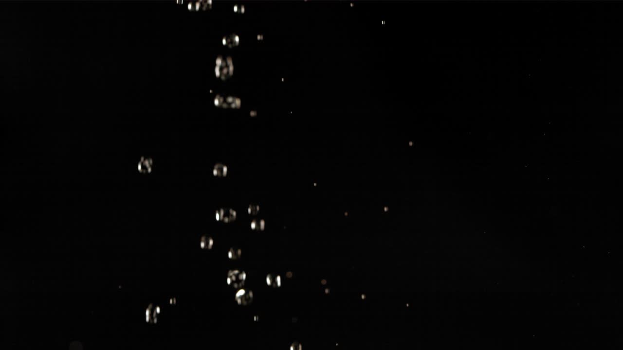 느린 동작으로 검은 바탕에 녹색 사과를 날아다니는