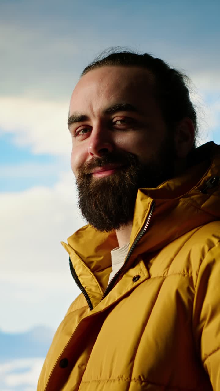 Portræt af smilende mand i gul vinterjakke