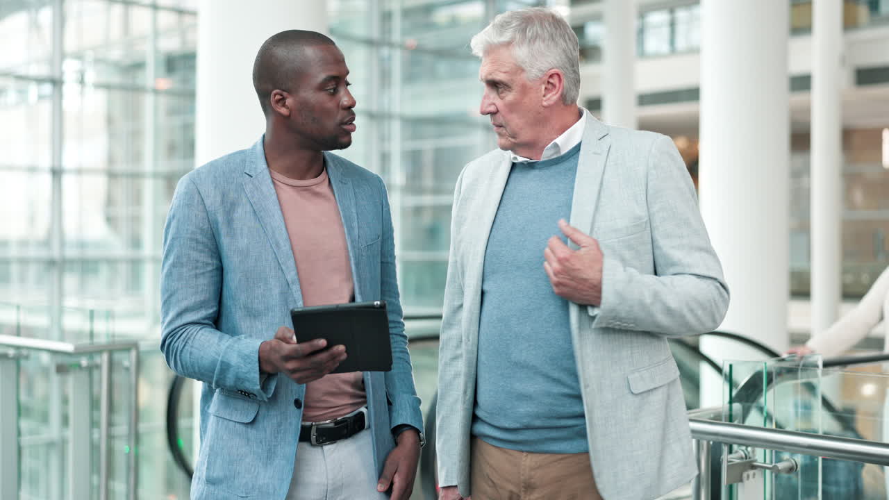 Collaboration, tablette et hommes d'affaires
