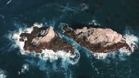 cámara lenta acantilado de roca costa playa en california