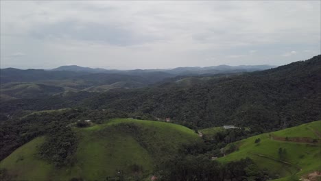 Sobrevuelo-Aéreo-Lento-Sobre-Colinas-Boscosas-Alrededor-De-Mendes-En-Río-De-Janeiro