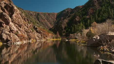 Río-Gunnison-En-El-Cañón-Negro-Del-Parque-Nacional-Gunnison-En-Montrose,-Colorado