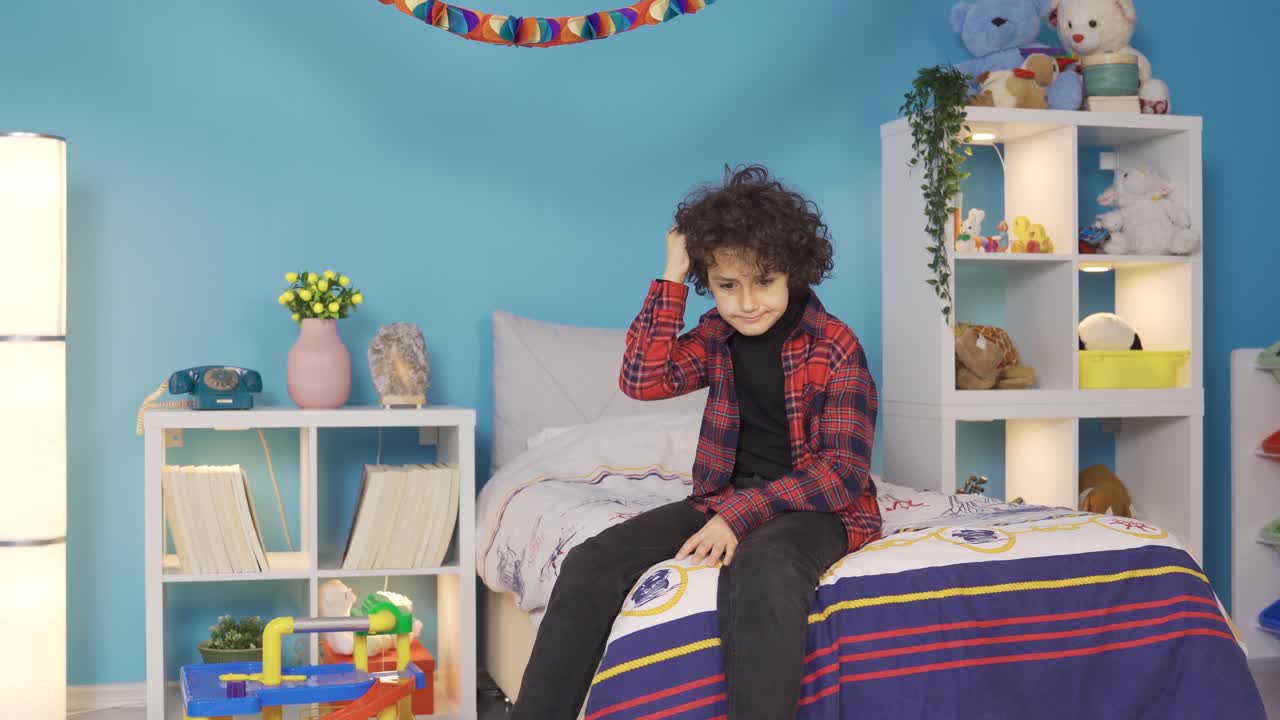 그의 방에 있는 슬픈 소년.