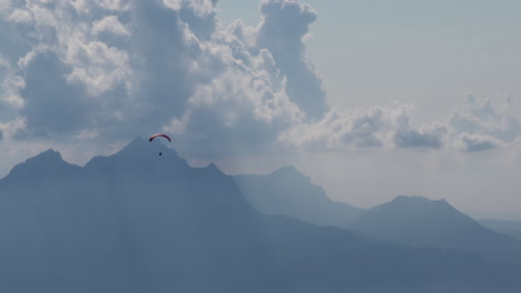 Ein-Gleitschirm-Fliegt-über-Bergen-Und-Wolken