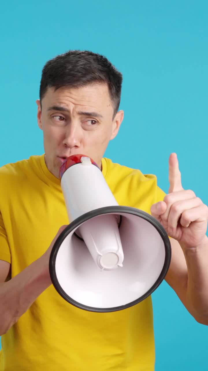 hombre gritando en un megáfono