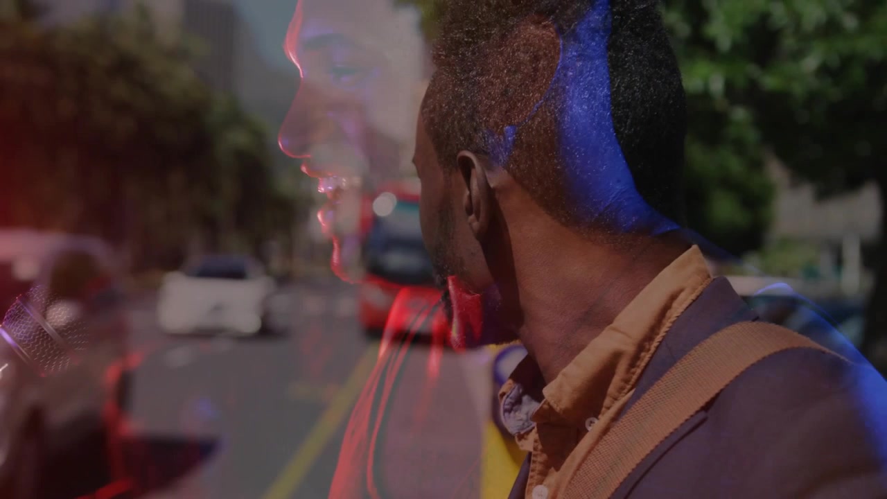 Démonstration technologique montrant un navetteur près d'un poteau déplaçant son regard tandis que des lueurs émergent et qu'une silhouette de chanteur apparaît.