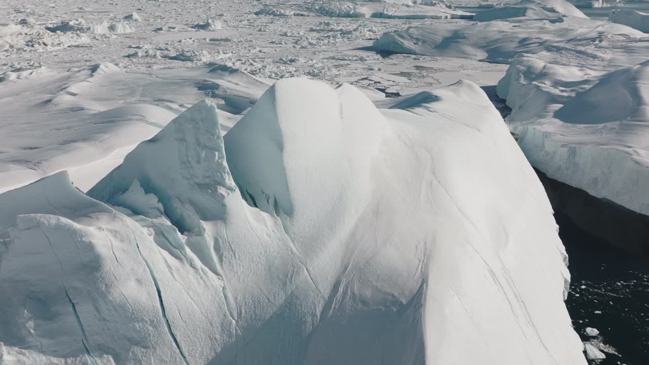 ilulissat icefjord의 바다와 얼음 위의 드론