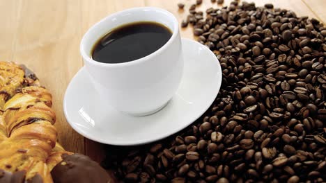 Kaffee-Mit-Gerösteten-Kaffeebohnen-Und-Croissant
