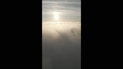 Atemberaubender-Blick-über-Die-Wolken-Bei-Sonnenuntergang