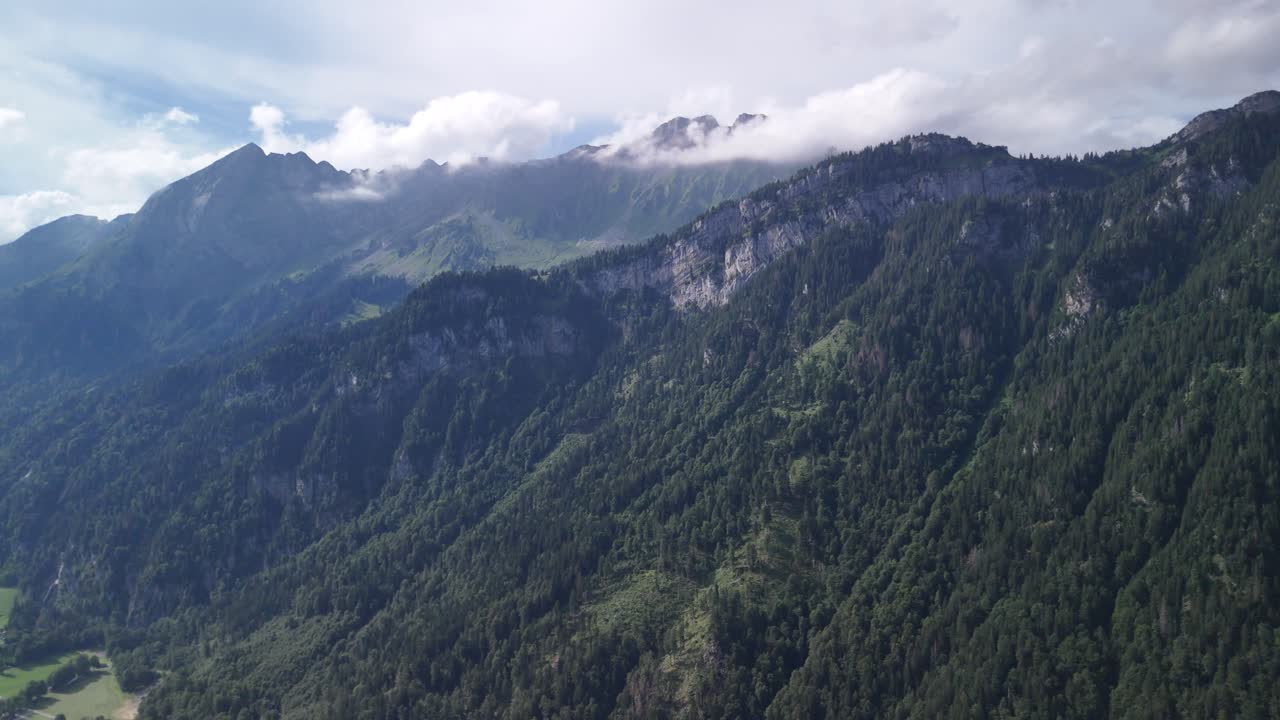 vista aérea del magnífico paisaje montañoso cerca de klöntalersee, suiza, destacando la naturaleza prístina y el impresionante paisaje alpino, ideal para conceptos de tranquilidad y belleza natural