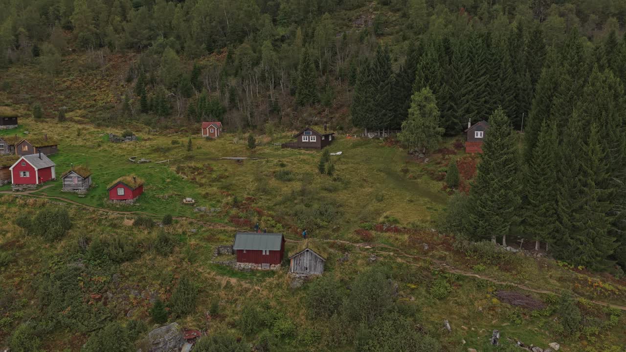 Trehytter på en frodig fjellhylle i Rakssetra, Norge
