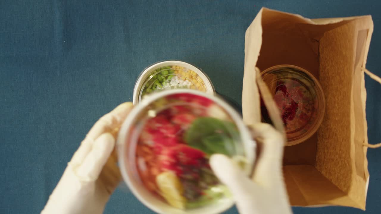 Embalando Poke Bowls Saudáveis em Embalagens para Entrega de Comida.