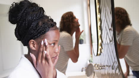 una pareja diversa: una joven afroamericana y un joven caucásico en un baño.