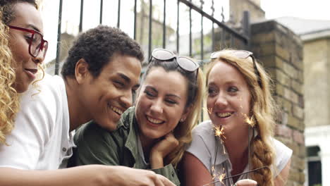 Amigos-Celebrando-El-4-De-Julio-Día-De-La-Independencia-Año-Nuevo-Bengalas-Cámara-Lenta