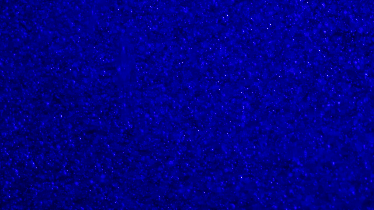 Bolle indaco intenso salgono in uno sfondo scuro e inquietante.
