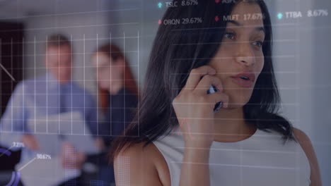 animación de gráficos y tablero de negociación sobre hermosa mujer biracial hablando en teléfono inteligente