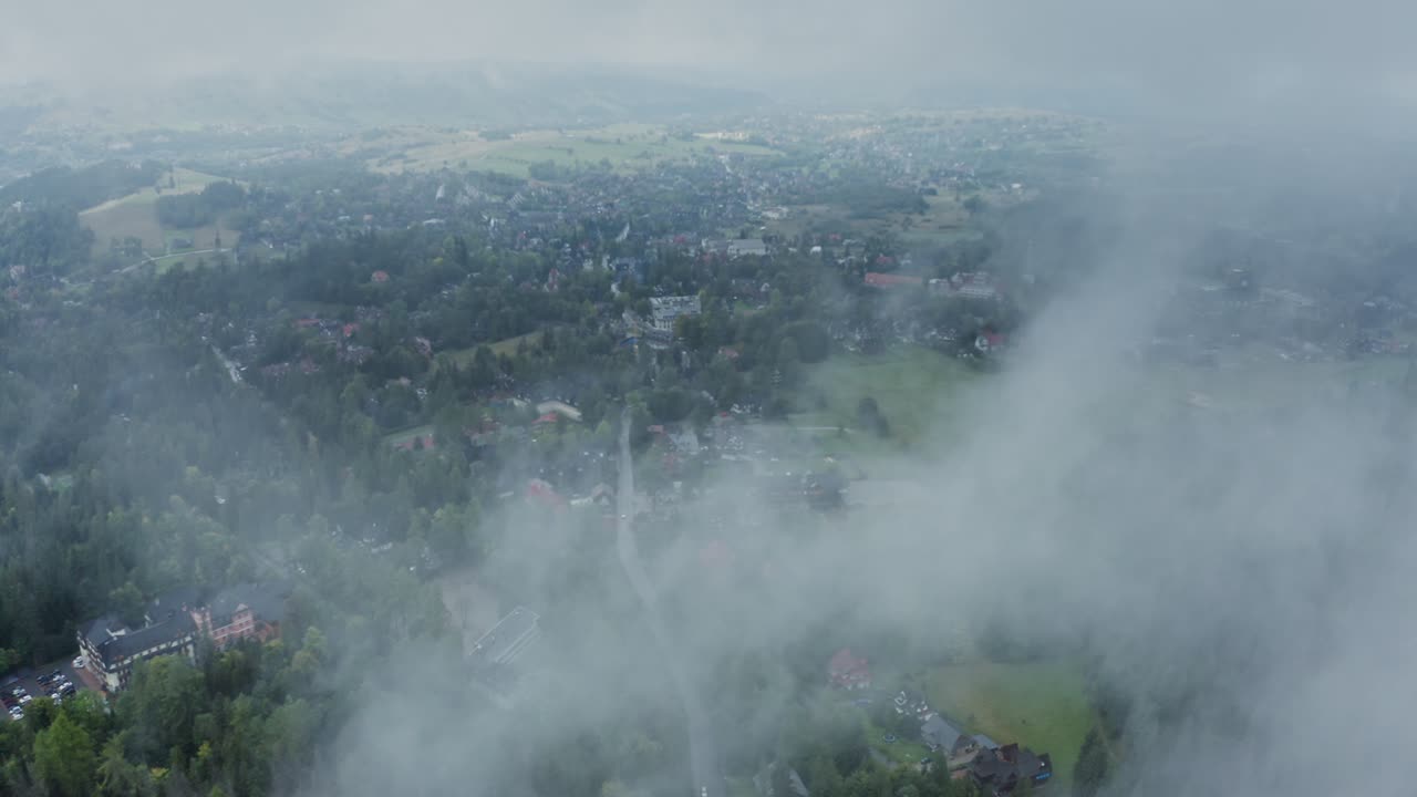 안개 가 가득 한 산 마을 의 공중 사진