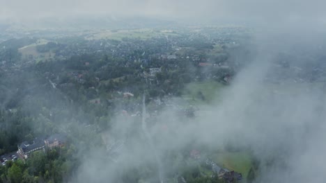 vista aérea de la aldea de las montañas de niebla