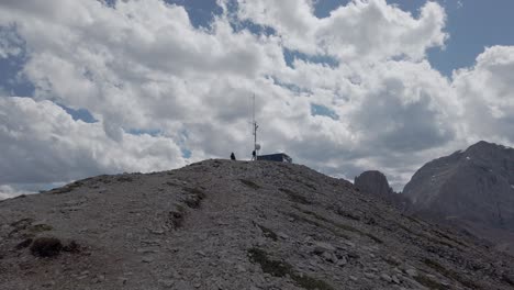 Antenne-Und-Mann-Auf-Dem-Gipfel-Des-Berges-Umkreisten