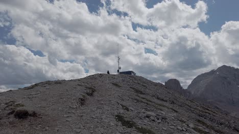 la antena y el hombre en la cima de la montaña rodeado