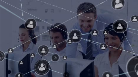 animación de la red de conexiones a través de personas de negocios que usan auriculares telefónicos