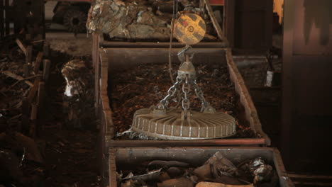 la grúa transfiere chatarra de metal. reciclaje de chatarra de metal. imán de chatarra industrial