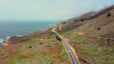 la ruta histórica 1 cruza la costa rocosa en el área de big sur