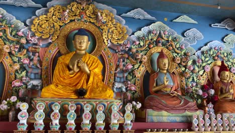 statue von buddha und anderen religiösen führern im lava-kloster in lava kalimpong, westbengalen, indien