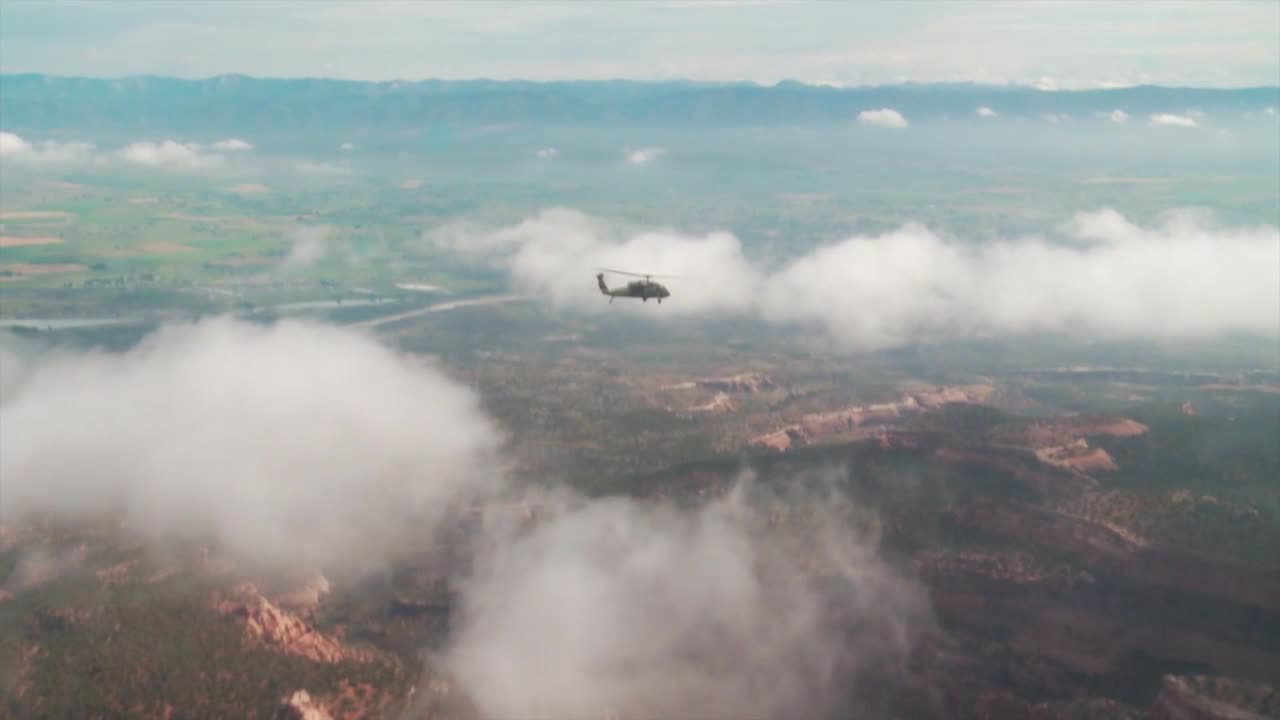 수색 및 구조 헬리콥터는 콜로라도와 유타의 산을 통해 비행