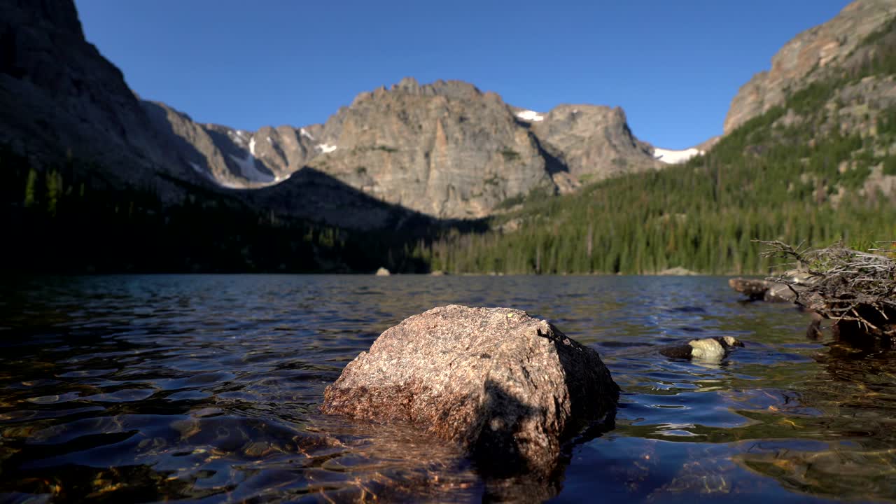 el lago loch contra el fondo de las montañas rocosas