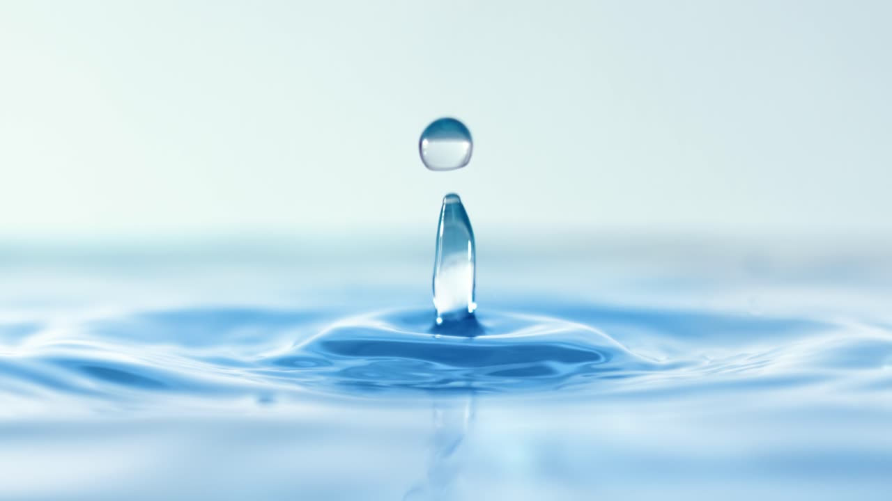 물방울이 슈퍼 슬로우 모션으로 떨어지는 클로즈업입니다.