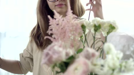cogiendo flores perfectas para tu ramo de bodas