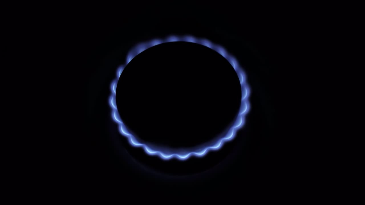 horno de estufa de gas ardiente, llamas azules macro primer plano en la oscuridad sobre un fondo negro. quemador de gas con llama que se desvanece lentamente. video en bruto 4k con movimiento suave de la cámara.