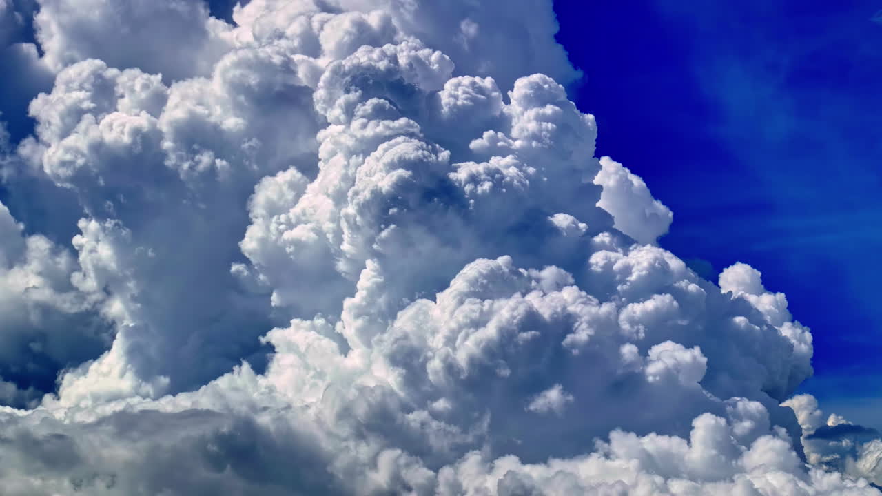 Spettacolare timelapse di imponenti nuvole cumulonembi che si innalzano su un cielo tropicale blu intenso vicino a Dondra Head, sulla costa meridionale dello Sri Lanka
