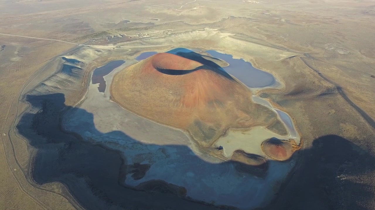 Vista aerea del lago craterico Meke nell'Anatolia Centrale