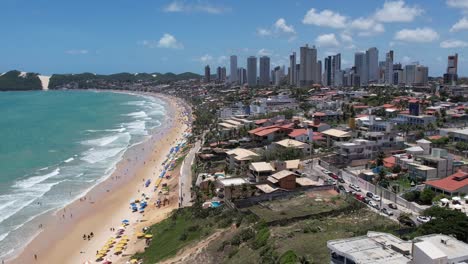 Vista-Aérea-De-La-Hermosa-Costa-De-Ponta-Negra,-Playa-Escénica-Y-Horizonte,-Natal