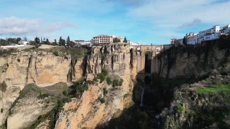 ronda paisaje urbano y puente puente nuevo en málaga, andalucía, españa - aérea