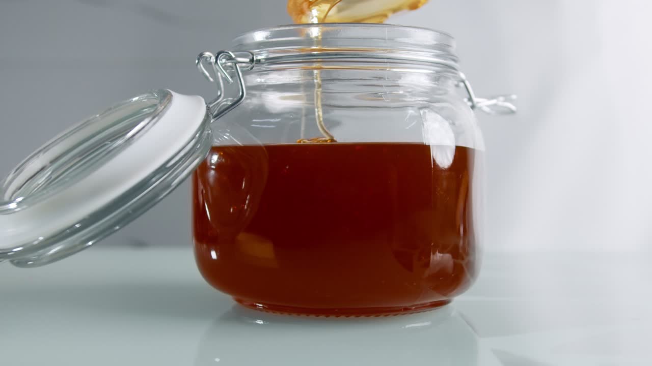 Spot pubblicitario di miele in slow motion
