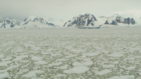 iceberg y campo de hielo