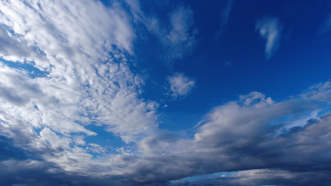 하늘에서 움직이는 큰 구름의 시간 지연
