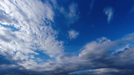 lapso de tiempo de grandes nubes que se mueven en el cielo
