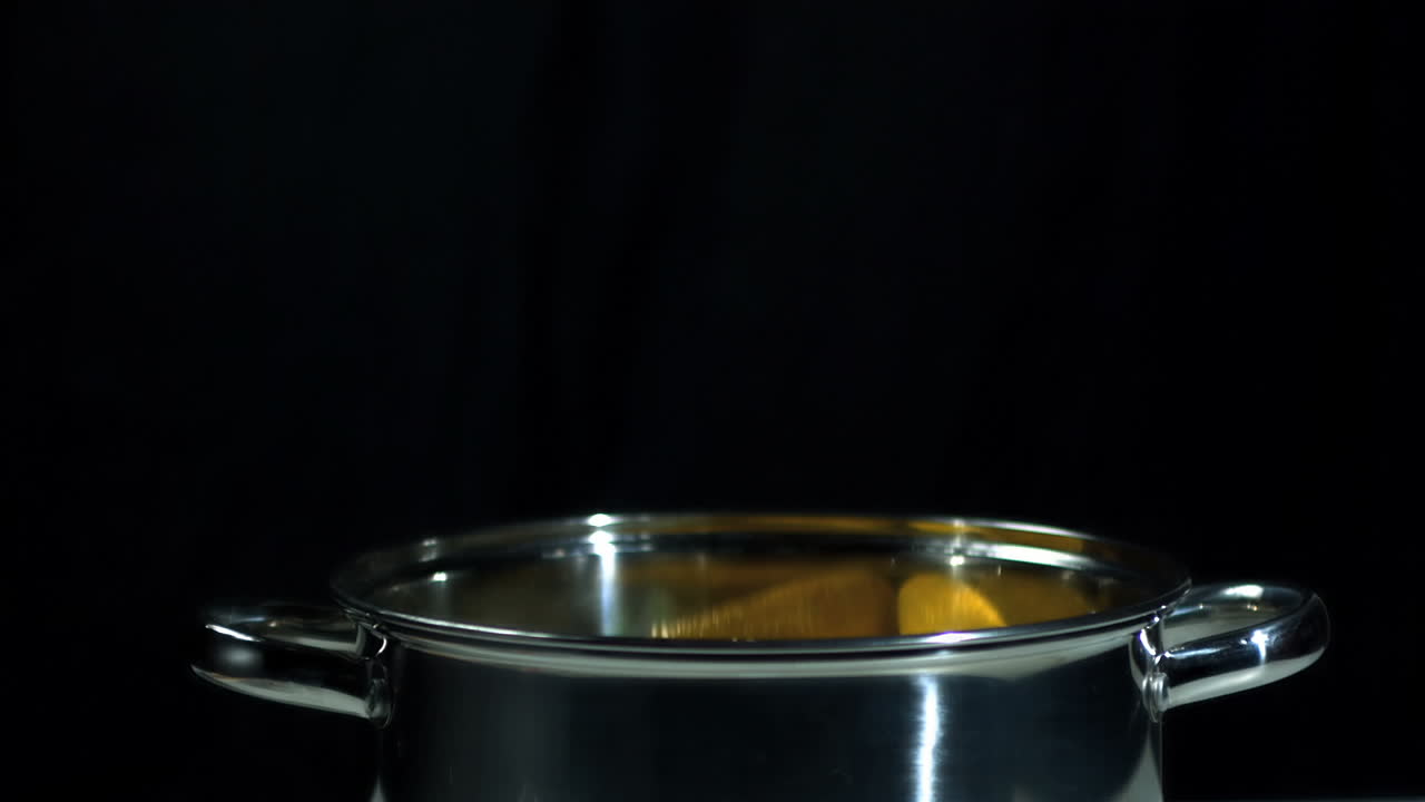 las mazorcas de maíz cayendo en la sartén