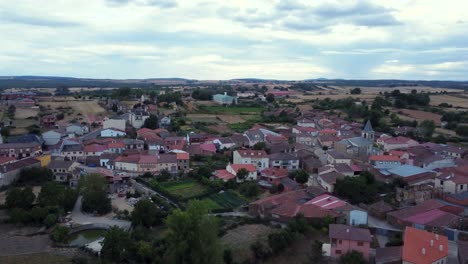 Schöne-Luftaufnahme-Eines-Kleinen-Dorfes-Auf-Der-Ländlichen-Seite-Von-Zamora,-Castilla-Y-Leon,-Spanien