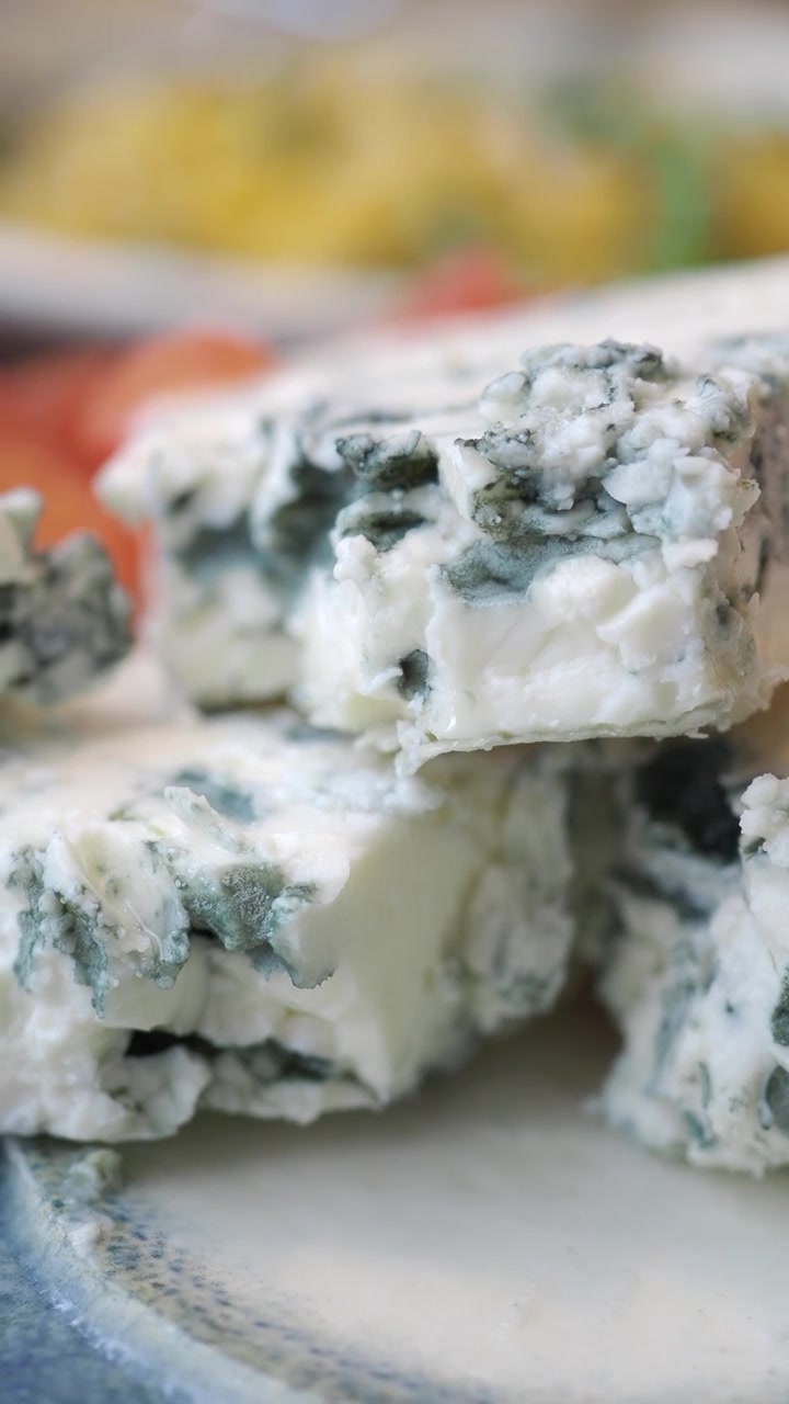 Primo piano di fette fresche di formaggio erborinato su un piatto