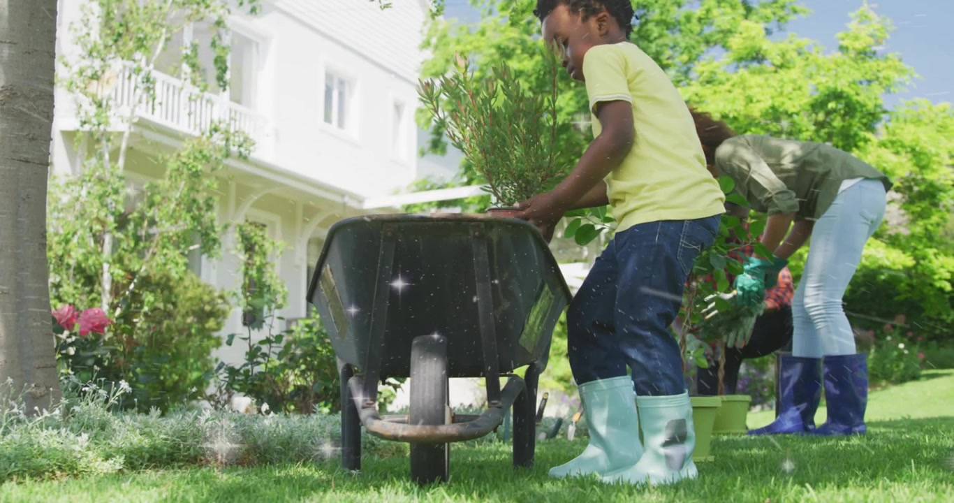 Bambino che si allunga, sollevando una pianta in una carriola, adulto che cura i vasi, con effetto scintillante per il giardinaggio.