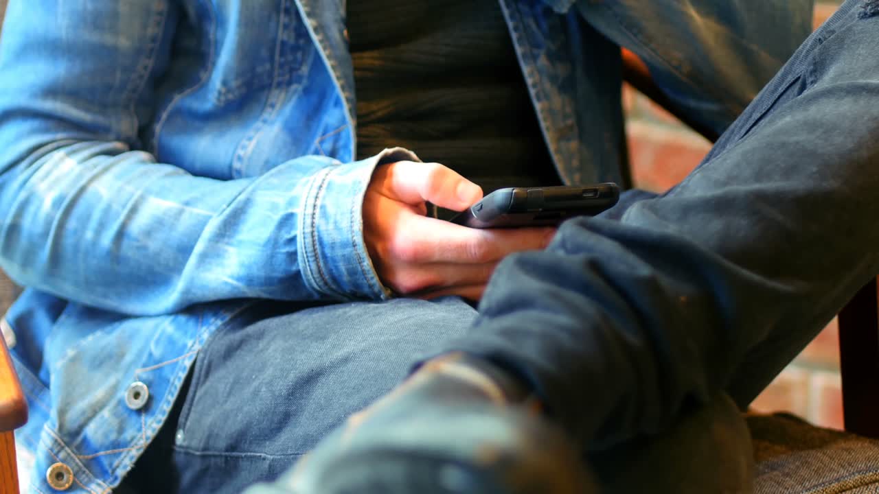 sección media del hombre usando teléfono móvil