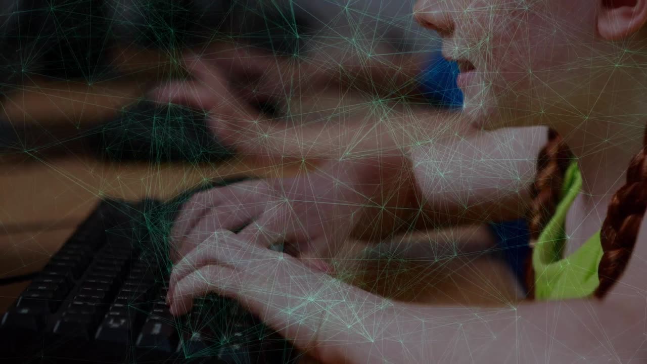 animación de la red de conexiones sobre colegiala caucásica usando computadora
